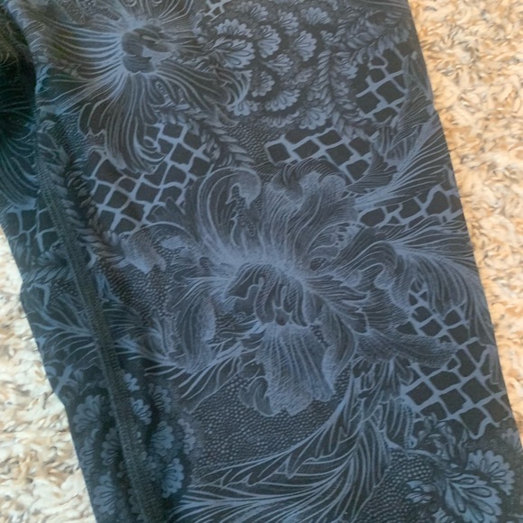 Lulu lemon beautiful never worn leggings - Picture 7 of 8